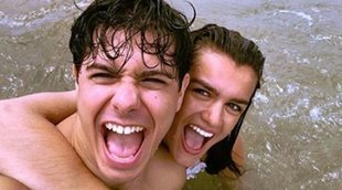 Amaia y Alfred, felices, divertidos y enamorados durante un día en la playa