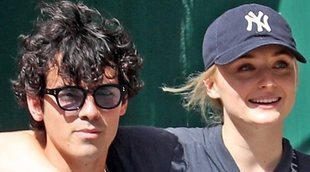 Joe Jonas y Sophie Turner disfrutan de un paseo familiar en compañía de sus madres