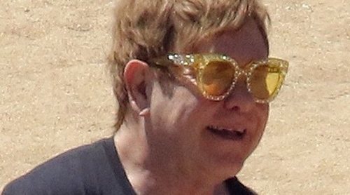 Elton John disfruta de unas vacaciones en el Mediterráneo junto a su marido y sus dos hijos