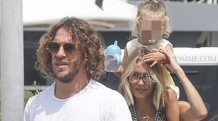 Carles Puyol y Vanessa Lorenzo, de vacaciones en familia por Ibiza