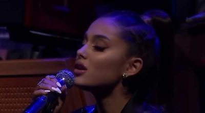El emotivo homenaje de Ariana Grande a Aretha Franklin interpretando '(You Make Me Feel Like) A Natural Woman'