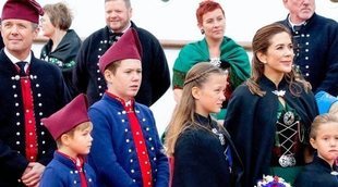 La Familia Real danesa, con trajes regionales en las Islas Faroe