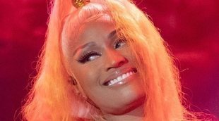 Nicki Minaj se queda con los pechos al aire en pleno concierto por un problema de vestuario