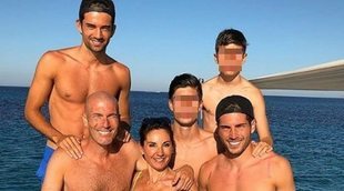 Cuerpazos al sol: Zidane se relaja con su mujer y sus hijos en Ibiza para planear su futuro