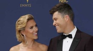 Scarlett Johansson y Colin Jost derrochan pasión en la alfombra roja de los Emmys 2018