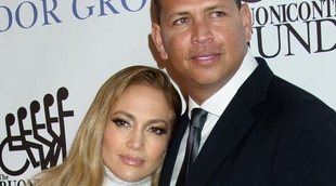 Jennifer Lopez y Alex Rodriguez pasean su amor por la alfombra roja de la cena Great Sports Legends