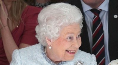 La Reina Isabel II tiene una mano postiza para saludar