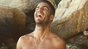 Maxi Iglesias celebra completamente desnudo que está de vacaciones en pleno octubre