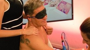 Gustavo se tatúa a ciegas para celebrar el aniversario con María