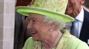 La Reina Isabel II y el exlíder del IRA Martin McGuinness protagonizan un saludo histórico