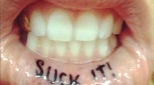 La cantante Kesha se hace un nuevo tatuaje en la boca con el mensaje 'Suck It'
