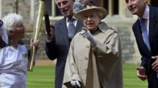 La Reina Isabel II y el Duque de Edimburgo presiden la llegada de la antorcha olímpica al castillo de Windsor