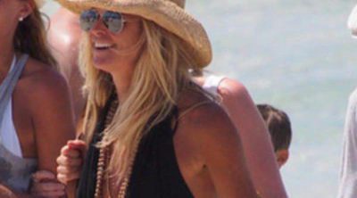 Elle MacPherson presume de cuerpo en bikini junto a su novio Roger en Ibiza