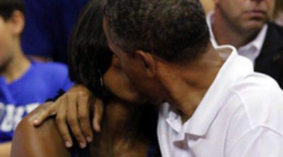 El tierno beso de Barack y Michelle Obama durante un partido de baloncesto