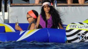 Rihanna, relajada y divertida con sus amigas por las aguas del Mediterráneo