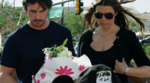 Christian Bale visita a las víctimas de la masacre durante el estreno de 'El caballero oscuro: La leyenda renace'