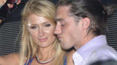 Paris Hilton se divierte de fiesta junto a un joven moreno durante sus vacaciones en Saint Tropez