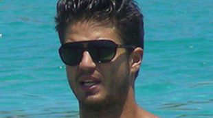 Maxi Iglesias disfruta de sus vacaciones junto a su novia en aguas de Ibiza