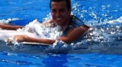 Pedro Rodríguez se divierte en un parque acuático con los delfines antes de regresar al entrenamiento con el Barça