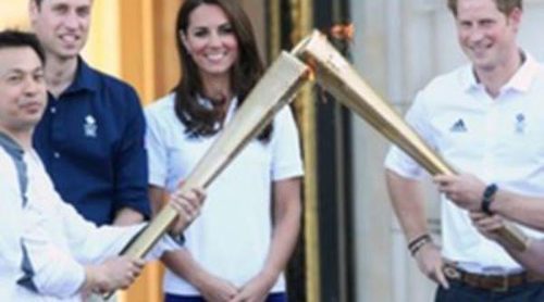 Los Duques de Cambridge y el Príncipe Harry reciben la antorcha olímpica de Londres 2012 en Buckingham Palace