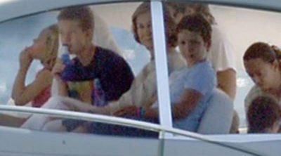 La Reina Sofía, la Infanta Elena, Felipe y Victoria de Marichalar y los hijos de los Duques de Palma navegan en la Somni