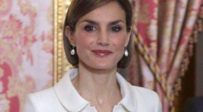 La Reina Letizia roba el protagonismo al Rey Felipe y a Juan Goytisolo por su look repetido y su corte bob