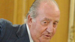El Rey Juan Carlos se cae de bruces al tropezar con un escalón en un acto oficial