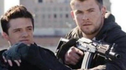 Josh Hutcherson y Chris Hemsworth, dos actores de acción en las primeras imágenes de 'Amanecer Rojo'