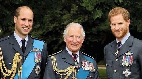 La foto inédita del Príncipe Carlos con sus hijos en los sellos conmemorativos de su 70 cumpleaños