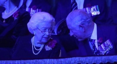 La Reina Isabel y el Príncipe Carlos, máxima complicidad madre e hijo en el Festival of Remembrance 2018