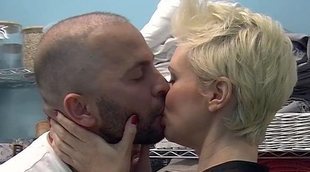 El apasionado beso de María Jesús Ruiz y Antonio Tejado en el almacén de 'GH DÚO'