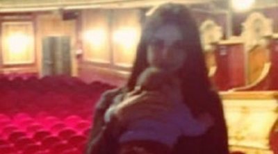 Elena Furiase lleva a su hijo Noah por primera vez al teatro