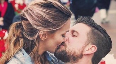Katie Cassidy y Matthew Rodgers se han casado después de un año comprometidos