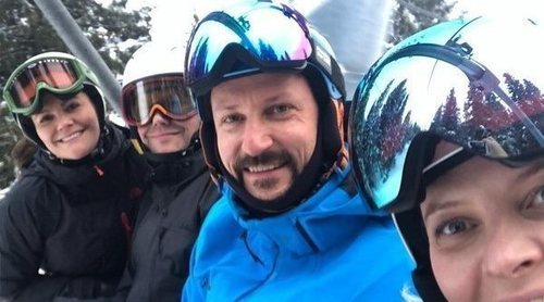 La jornada de esquí de Victoria y Daniel de Suecia y Haakon y Mette-Marit de Noruega