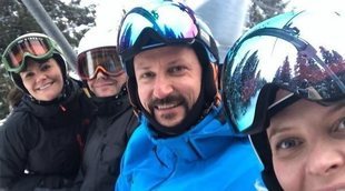 El día de esquí de Victoria y Daniel de Suecia y Haakon y Mette-Marit de Noruega