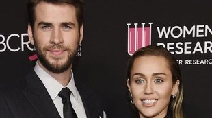 Miley Cyrus y Liam Hemsworth ponen su granito de arena en una gala contra el cáncer de mama