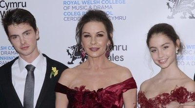 Catherine Zeta-Jones, arropada por sus hijos y sus padres en la Gala del Día Nacional de Gales