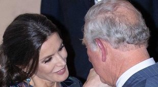 El encuentro entre la Reina Letizia y el Príncipe Carlos: un retraso, mucha complicidad, manos rojas y una antepasada 'común'