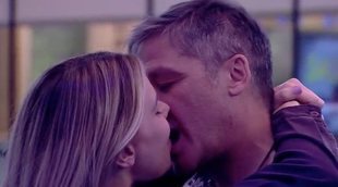 El apasionado beso de María y Gustavo en 'Sálvame Okupa'
