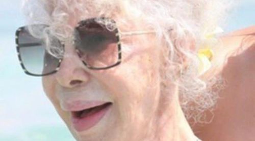 La Duquesa de Alba luce bikini a sus 86 años durante sus vacaciones con sus nietos en Ibiza