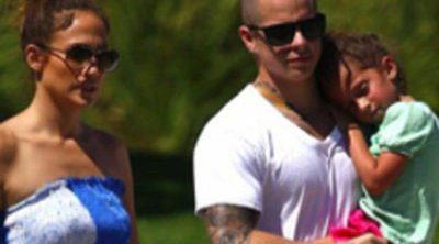 Jennifer Lopez disfruta de un día en el parque junto a sus hijos y su novio Casper Smart