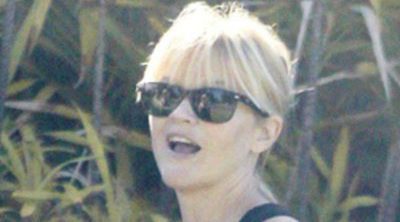 Reese Witherspoon luce embarazo paseando por las calles de Santa Mónica