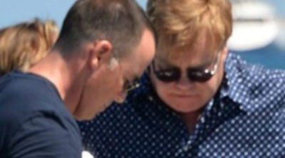 Elton John y David Furnish dejan en casa a su hijo Zachary para salir a navegar con sus amigos