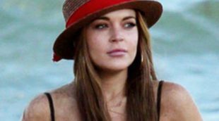 Lindsay Lohan disfruta de la playa de Malibú junto a su madre y un grupo de amigos