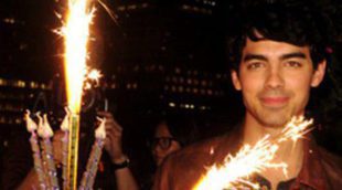 Joe Jonas celebra su 23 cumpleaños en compañía de sus amigos y sus hermanos Nick y Kevin