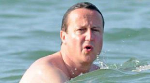 David Cameron y su mujer Samantha se divierten en las playas de Mallorca con sus tres hijos