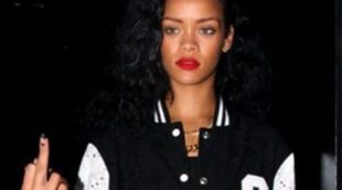 Rihanna se va de fiesta con Rob Kardashian y desafía a los fotógrafos con una peineta