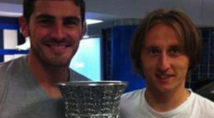 Luka Modric debuta con el Real Madrid en la Supercopa 2012 y celebra el título con Iker Casillas en el vestuario