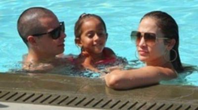 Jennifer Lopez en bikini, Casper Smart y los hijos de la cantante Max y Emme disfrutan de un feliz día de piscina