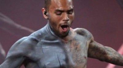 Chris Brown fue la estrella de Kandy Vegas y acabó borracho sobre una mesa de billar
